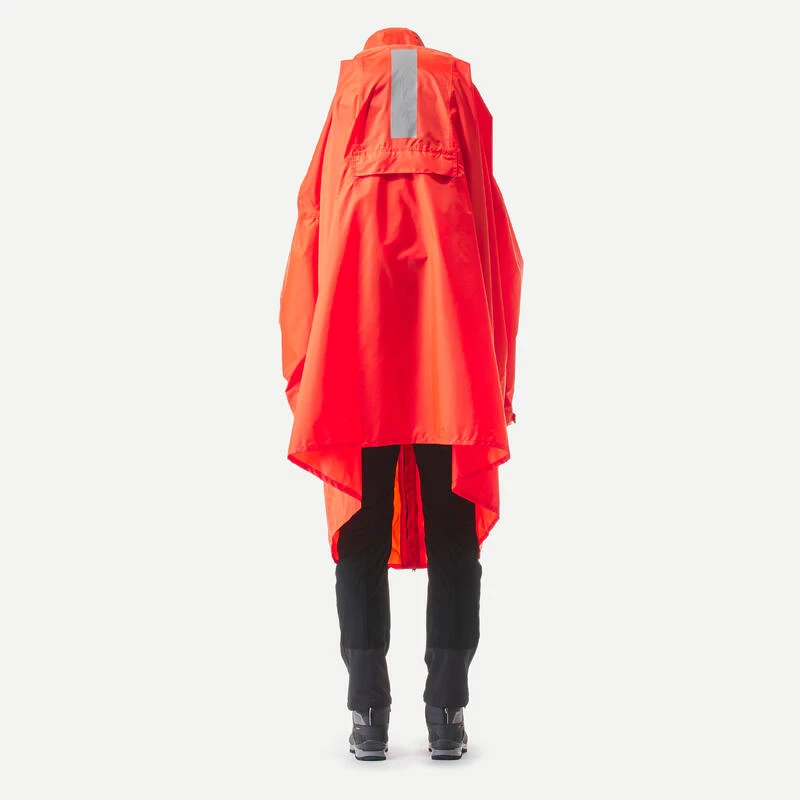 Quechua Poncho De Pluie De Randonnée - MT900 - 75L - Rouge - S/M 6 Quechua Poncho De Pluie De Randonnée - MT900 - 75L - Rouge - S/M – Image 4